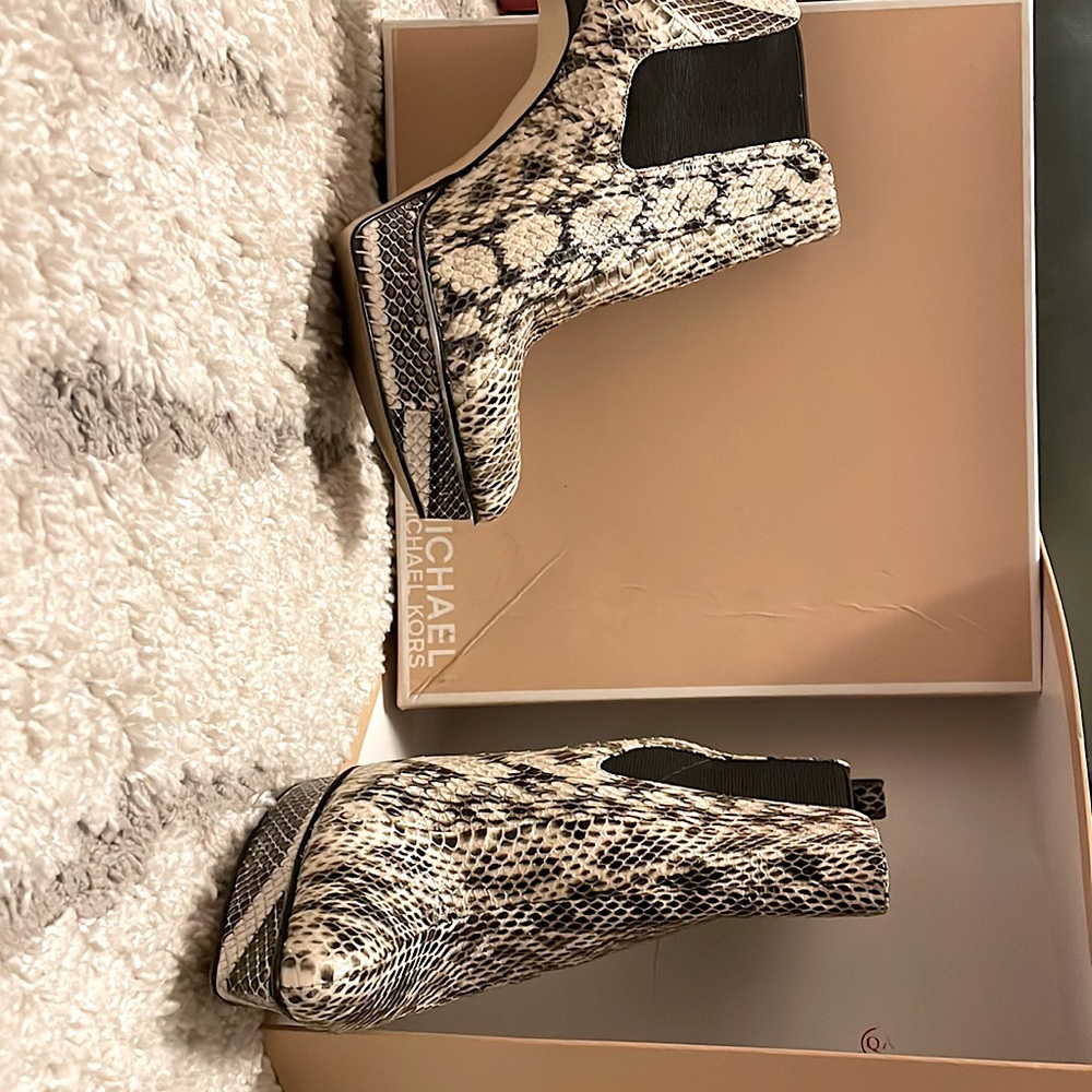A pair of leather boots perfect for spring time. ✨